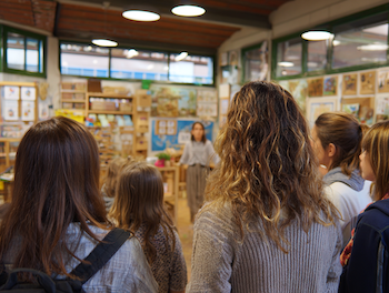 Estudiants de 1r d’Educació Infantil del Centre d’Estudis Politècnics visitant l’EBM i l’Espai Familiar Cadí Raval per conèixer el funcionament dels serveis municipals d’atenció a la petita infància.