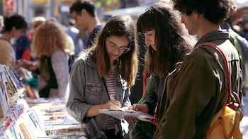 Alumnat de 1r de Màrqueting i Publicitat analitzant les parades, l’atenció al client i les estratègies comercials durant la visita a La Setmana del Llibre en Català.