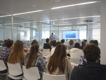 Estudiants de 1r d’Administració i Finances del Centre d’Estudis Politècnics assistint a una xerrada sobre la CNMV i el sistema financer espanyol.