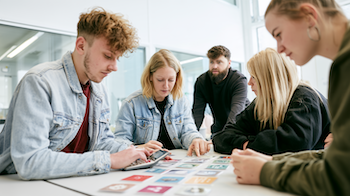 Alumnat de 1r de Gestió Administrativa participant en el taller «Una inversió de futur», treballant conceptes relacionats amb l’estalvi, la inversió, el risc i la rendibilitat.