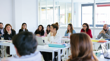 Alumnat de 2n de Gestió Administrativa explicant al professorat del CIOFS-FP Piemonte ETS com treballem la simulació empresarial i l’organització per departaments.