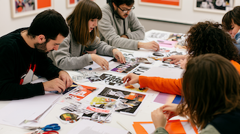 Alumnat de 2n de Màrqueting i Publicitat participant en un taller de disseny gràfic al Disseny Hub Barcelona, treballant la tipografia, el color i la composició per crear una proposta de cartell.