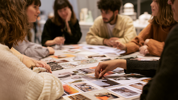 Alumnat de 2n d’Activitats Comercials participant en el taller «Amb veu pròpia» al Disseny Hub Barcelona, treballant en equip per crear narratives visuals a partir de problemàtiques quotidianes.