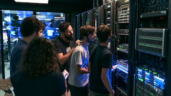 Alumnat del Curs d’Especialització en Ciberseguretat visitant el CPD de betevé per conèixer els equips, servidors i connexions de xarxa utilitzats en les retransmissions.