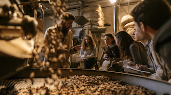 Alumnat de 1r d’Activitats Comercials coneixent el procés d’elaboració i comercialització del cafè durant la visita a Bracafé.