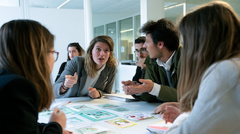 Alumnat de 2n d’Activitats Comercials participant en una activitat de #transformESS per conèixer projectes cooperatius i iniciatives de l’Economia Social i Solidària.
