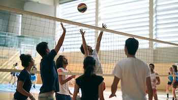 Alumnat de 1r de Màrqueting i Publicitat participant en una jornada esportiva amb activitats de futbol, bàsquet i vòlei al Poliesportiu CEM La Mar Bella.