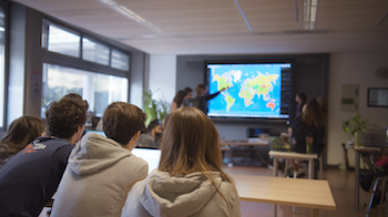 Estudiants de 2n de Sistemes Microinformàtics i Xarxes del Centre d’Estudis Politècnics assistint a una xerrada d’Amics del Nepal sobre cooperació internacional i reutilització d’ordinadors amb finalitats educatives.