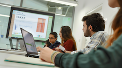 Estudiants de 2n de Gestió Administrativa del Centre d’Estudis Politècnics assistint a una xerrada sobre fiscalitat i tributs a càrrec de l’Agència Tributària a l’aula 1.5.