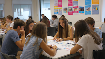 Estudiants de 1r d’Administració i Finances participant en tallers sobre drets dels consumidors a l’Escola Catalana del Consum.