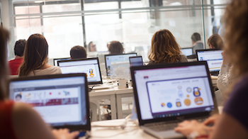 Estudiants de 1r d’Activitats Comercials del Centre d’Estudis Politècnics participant en un taller sobre eines digitals lliures i sobirania tecnològica a l’aula 21 de Santa Anna.