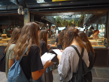 Estudiants de 2n d’Activitats Comercials del Centre d’Estudis Politècnics realitzant entrevistes a la Fundació AVISMÓN i al Mercat de Santa Caterina per iniciar un projecte d’Aprenentatge Servei.