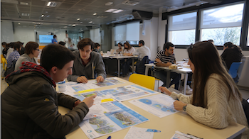 Estudiants de 2n d’Activitats Comercials participant en un monogràfic d’orientació professional a Barcelona Activa per identificar interessos i competències clau.