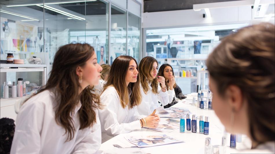 Estudiants d’Activitats Comercials participant en una dinàmica d’orientació laboral i coneixement de marca vinculada a l’empresa PUIG al Centre d’Estudis Politècnics.