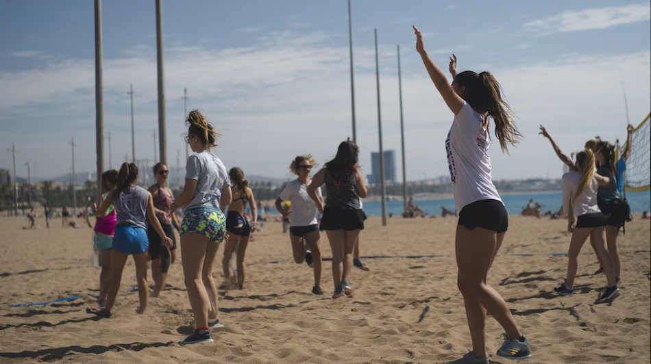 Estudiants d’Activitats Comercials participant en una jornada ludicoesportiva amb futbol, vòlei i activitats de cohesió a la zona de la Mar Bella de Barcelona.