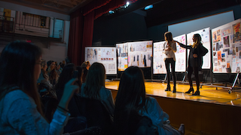 Estudiants d’Activitats Comercials del Centre d’Estudis Politècnics presentant els projectes Winter Drop 2026/27 al Centre Cívic Cotxeres de Sants.