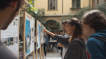 Estudiants de 2n d’Activitats Comercials del Centre d’Estudis Politècnics presentant les campanyes del Recapte solidari AVISMÓN i Mercat de Santa Caterina al pati del centre.