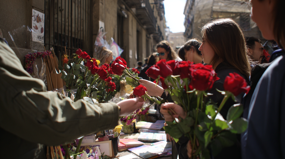 Estudiants d’Activitats Comercials del Centre d’Estudis Politècnics venent roses per Sant Jordi en parades al centre de Barcelona.