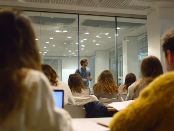 Estudiants de 2n d’Administració i Finances del Centre d’Estudis Politècnics assistint a una xerrada sobre Recursos Humans impartida per Antonio García González a l’aula 1.4.