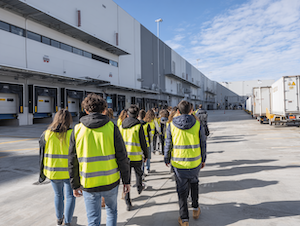 Estudiants de 1r de Comerç Internacional i 1r de Transport i Logística del Centre d’Estudis Politècnics visitant el centre logístic d’Amazon al Prat de Llobregat durant una visita guiada.