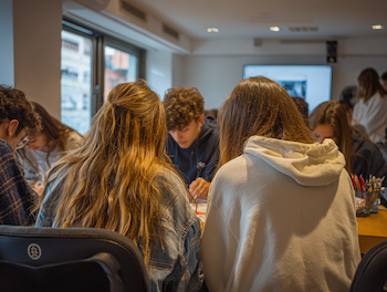 Estudiants de 1r de Comerç Internacional del Centre d’Estudis Politècnics participant en una sessió formativa i un escape room sobre processos de selecció a Barcelona Activa.