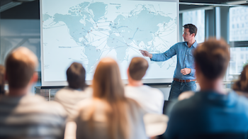 Estudiants de 1r de Comerç Internacional i 1r de Transport i Logística assistint a una xerrada motivacional sobre el valor del sector logístic a l’aula 34 del Centre d’Estudis Politècnics.