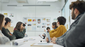 Estudiants de 2n de Màrqueting i Publicitat del Centre d’Estudis Politècnics assistint a una masterclass sobre storytelling aplicat al màrqueting i el disseny a l’aula 31.