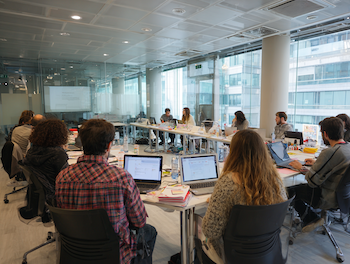 Estudiants de 1r de Màrqueting i Publicitat del Centre d’Estudis Politècnics reunits amb alumnat de CTS Formación en una sessió de treball per coordinar la producció d’un vídeo promocional.