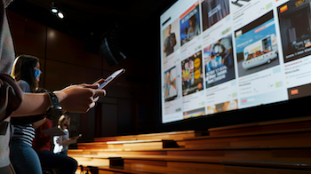 Estudiants de 2n de Màrqueting i Publicitat del Centre d’Estudis Politècnics presentant campanyes publicitàries a la Sala d’Actes de les Cotxeres de Sants.