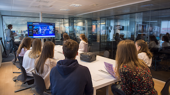 Estudiants de 1r de Màrqueting i Publicitat del Centre d’Estudis Politècnics visitant les oficines centrals de Brico Depôt per conèixer els seus departaments de màrqueting.
