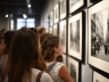 Estudiants de 2n de Màrqueting i Publicitat visitant l’exposició d’Helen Levitt al Centre de Fotografia KBr i participant en un taller pràctic de fotografia.