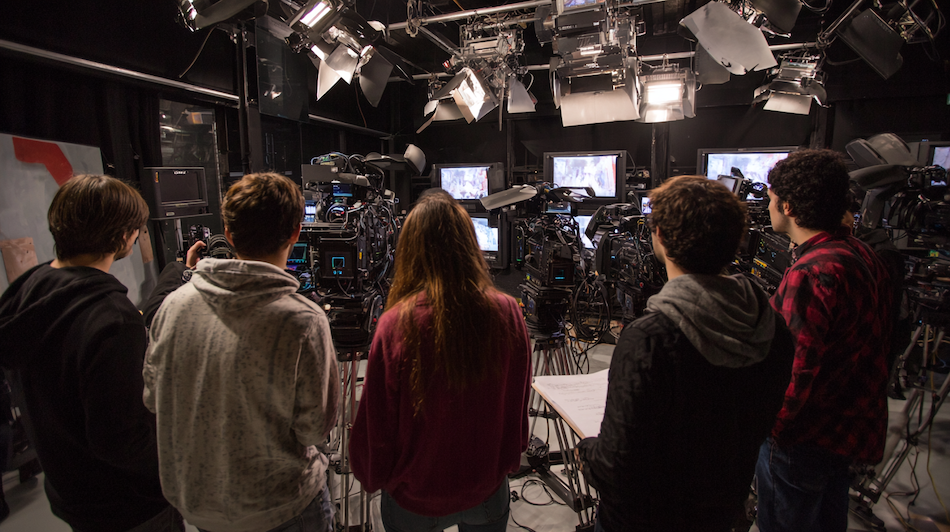Estudiants de 1r de Màrqueting i Publicitat visitant els estudis de TV3 per conèixer el funcionament de la producció audiovisual.