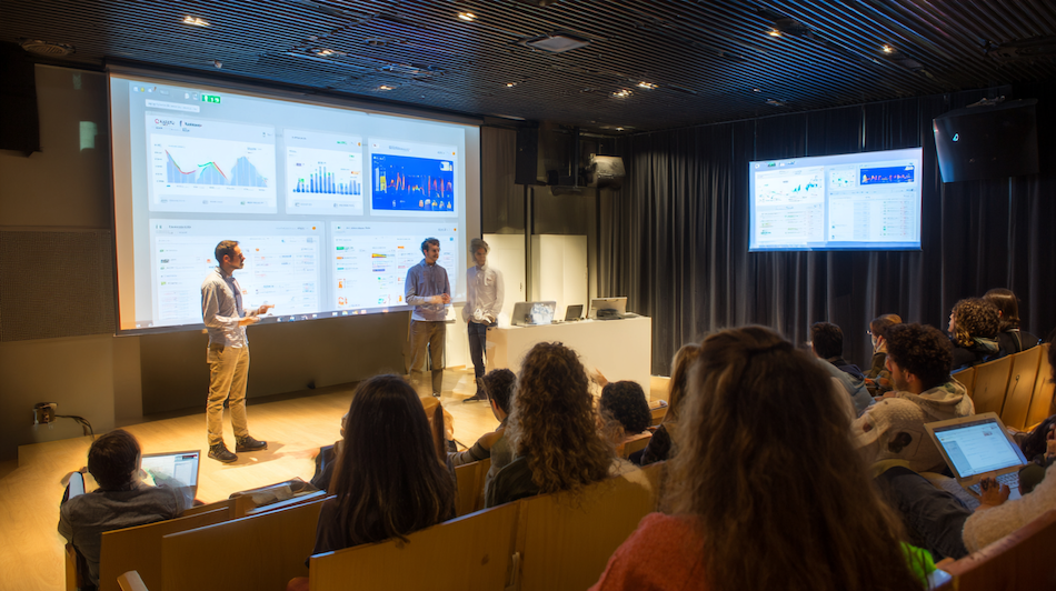 Estudiants dels cicles de Comerç Internacional, DAM i DAW presentant el projecte SIMEX amb aplicacions web i mòbils en un acte públic a Barcelona.