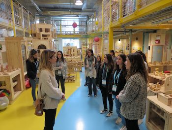 Estudiants de 1r d’Educació Infantil del Centre d’Estudis Politècnics visitant la Ludoteca Municipal Olzinelles, observant els espais i materials de joc i conversant amb l’equip educatiu.