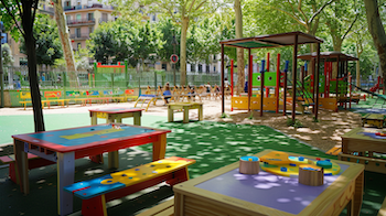 Estudiants de 1r d’Educació Infantil del Centre d’Estudis Politècnics visitant l’Espai de Joc 0-99 a la Clariana del Parc de les Glòries, observant materials i jocs de taula en un espai obert i inclusiu.