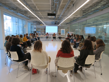 Estudiants de 1r d’Educació Infantil del Centre d’Estudis Politècnics participant en una taula rodona del XXI Fòrum contra les violències de gènere sobre models de cura i acompanyament transformador.