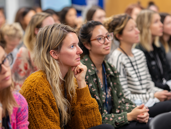 Estudiants de 1r d’Educació Infantil del Centre d’Estudis Politècnics assistint a una xerrada sobre el desenvolupament i acompanyament de la sexualitat a l’etapa 0-6, a càrrec de Sexducación.